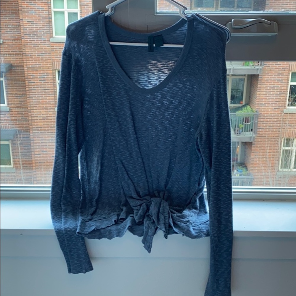 Long sleeve top with tie